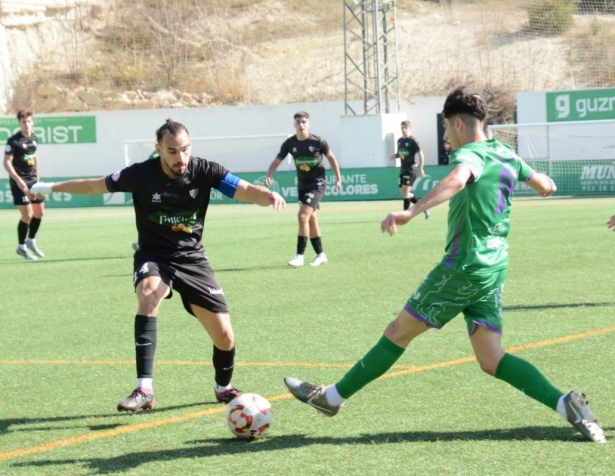 Rober presiona a un jugador del Atlético Mancha Real (ELENA MARTÍNEZ) Rober presiona a un jugador del Atlético Mancha Real (ELENA MARTÍNEZ)