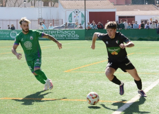 El Huétor Vega fue superior al Atlético Mancha Real (ELENA MARTÍNEZ)