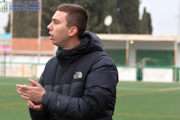 Emilio García durante el partido ante el FC Gabias (MANU LÓPEZ/ATLÉTICO MONACHIL) Emilio García durante el partido ante el FC Gabias (MANU LÓPEZ/ATLÉTICO MONACHIL)