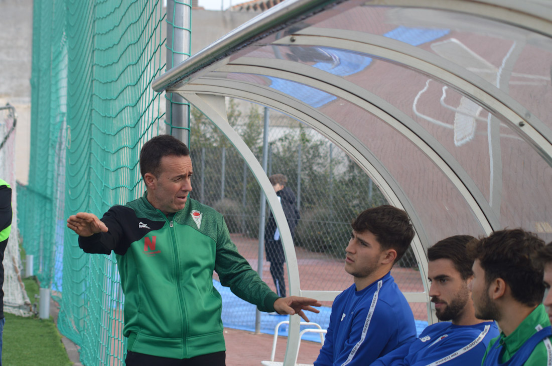 Juan Jesús Zafra da instrucciones a sus jugadores de banquillo (D. CONTERAS)