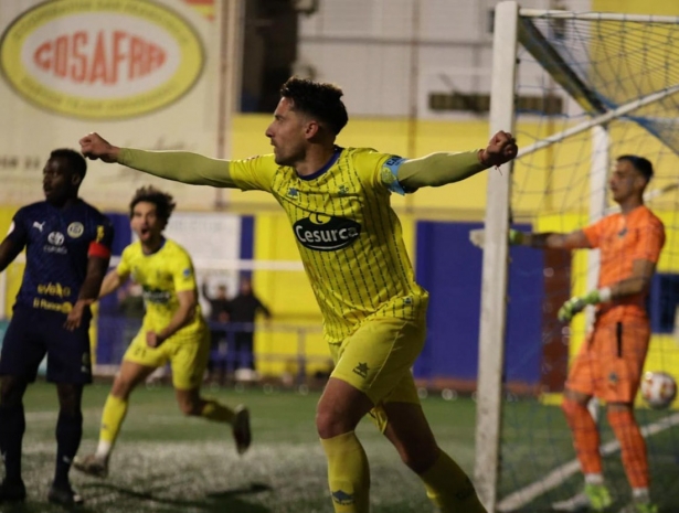 Esteban celebra el gol ante el FC Marbellí (JOSÉ ANDRÉS FERNÁNDEZ)