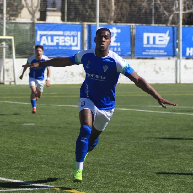 Marcley celebra el gol ante el líder (IVÁN MÁRQUEZ / UD MARACENA)