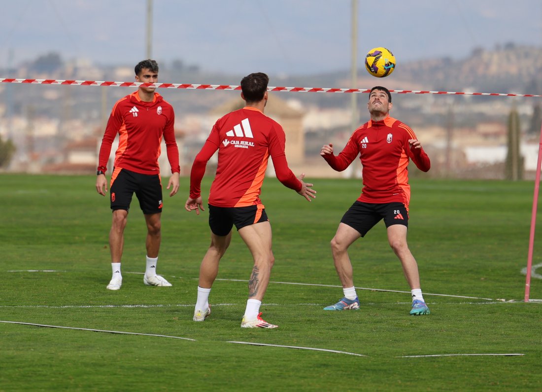 El fútbol tenis ha sido protagonista en la penúltima sesión de la semana (J. AZCOYTIA)