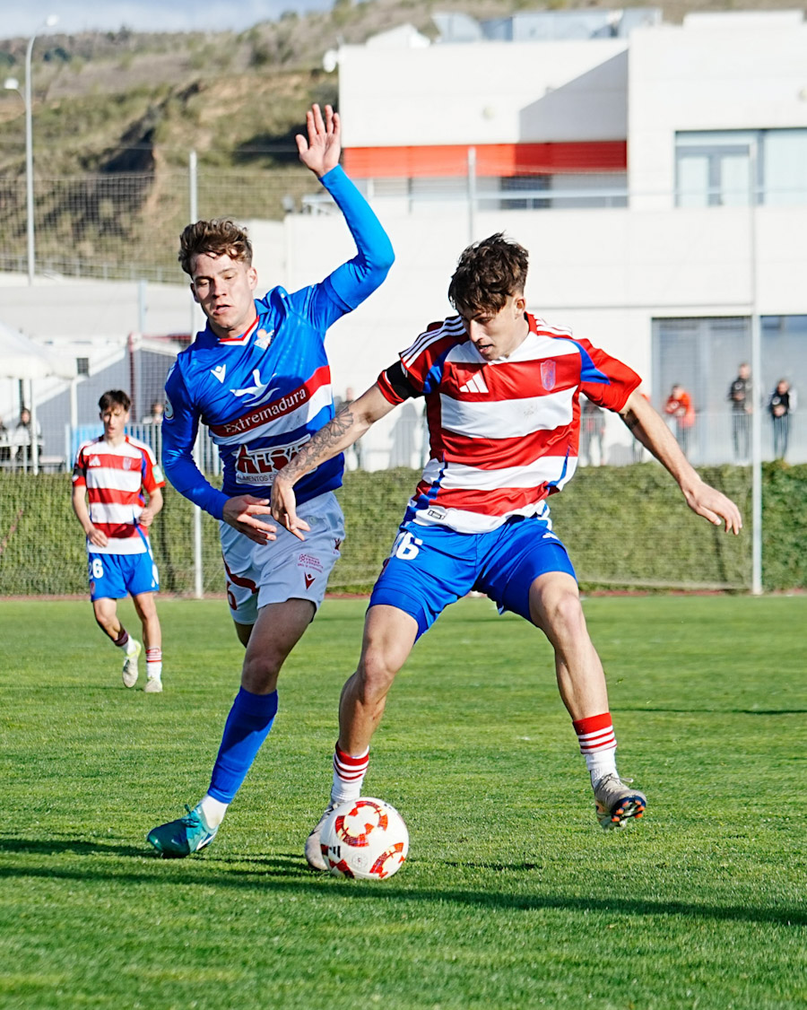 Mario Marín protege el balón (GCF)