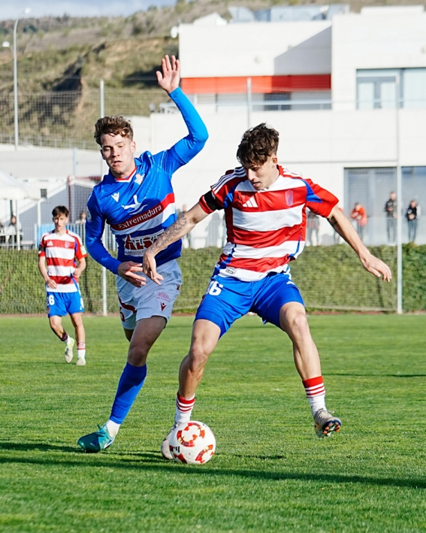 Mario Marín protege el balón (GCF)