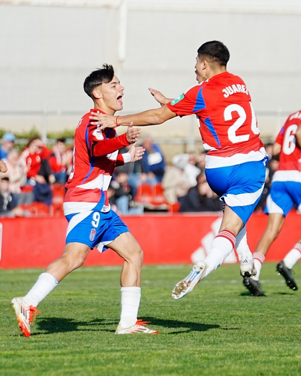 Juárez celebra su gol con Samu Cortés (GCF)