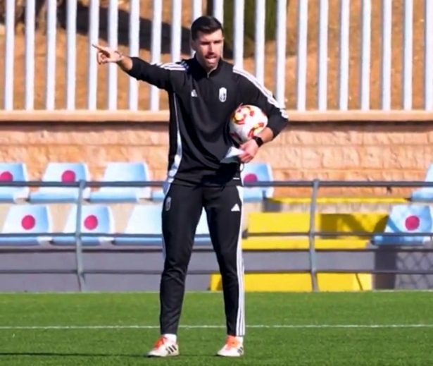 El entrenador del Granada juvenil, Sergio Ortiz (GRANADA CF)