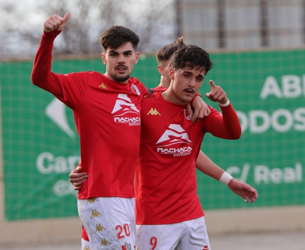 Álex Cabello y Bolívar celebran el gol del Arenas (JOSÉ ANDRÉS FERNÁNDEZ)