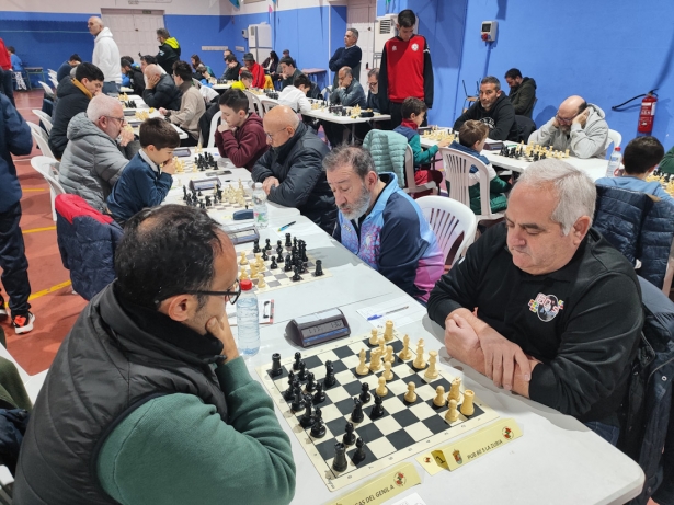 Imagen de una de las partidas (AJEDREZ LA ZUBIA) Imagen de una de las partidas (AJEDREZ LA ZUBIA)
