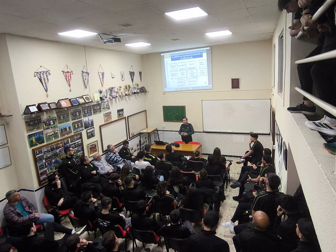 Charla informativa de la Guardia Civil con árbitros de fútbol sobre discurso del odio (GUARDIA CIVIL)