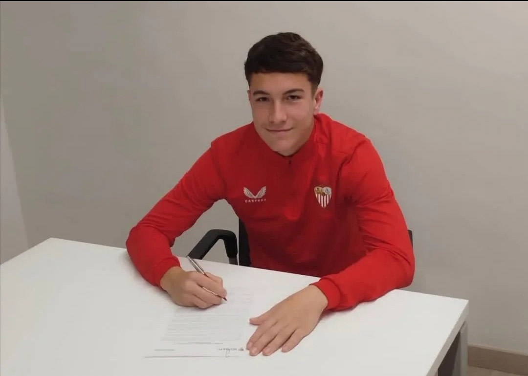 Álvaro Rodríguez firma su renovación con el Sevilla (SEVILLA FC)