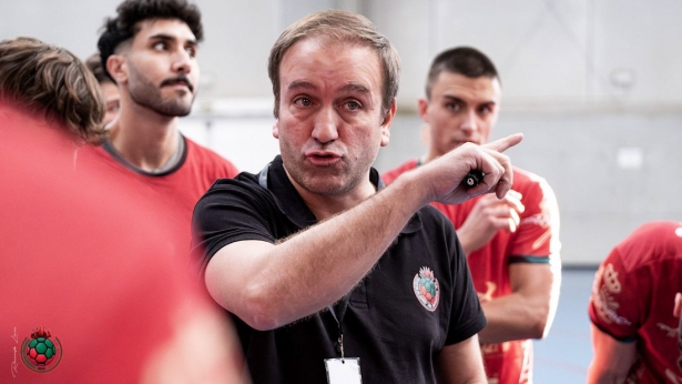 Javier Elvira da instrucciones a sus jugadores (BM Ciudad de Granada?