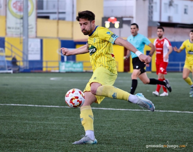 Esteban marcó el gol del triunfo del CD Huétor Tájar (JOSÉ ANDRÉS FERNÁNDEZ) Esteban marcó el gol del triunfo del CD Huétor Tájar (JOSÉ ANDRÉS FERNÁNDEZ)