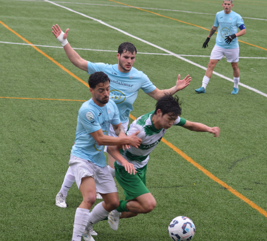 Zhao encimado por dos jugadores del Villacarrillo (D. CONTRERAS) 