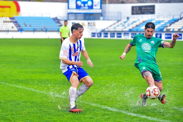 Pepe Rincón y Juanma Espinosa pelean por el balón en un encharcado césped (SEMANARIO MUCHO DEPORTE) Pepe Rincón y Juanma Espinosa pelean por el balón en un encharcado césped (SEMANARIO MUCHO DEPORTE)