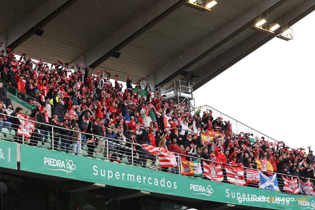 La afición rojiblanca arropó al equipo en Córdoba (LOF)
