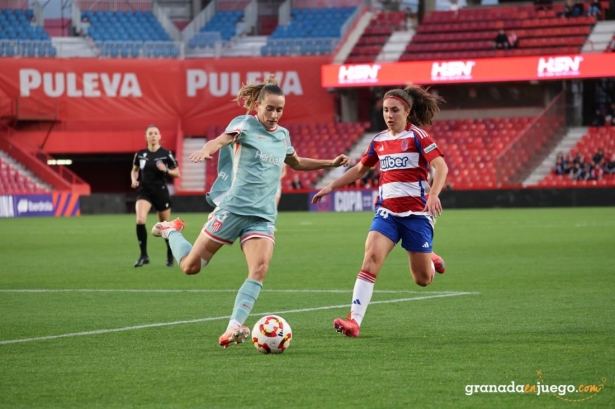Alexia se está midiendo al Atlético en la Copa, equipo que la cedió al Granada (JOSÉ ANDRÉS FERNÁNDEZ)