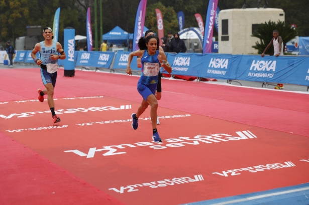 Ikram Rharsalla entra en la meta en la media maratón de Sevilla 