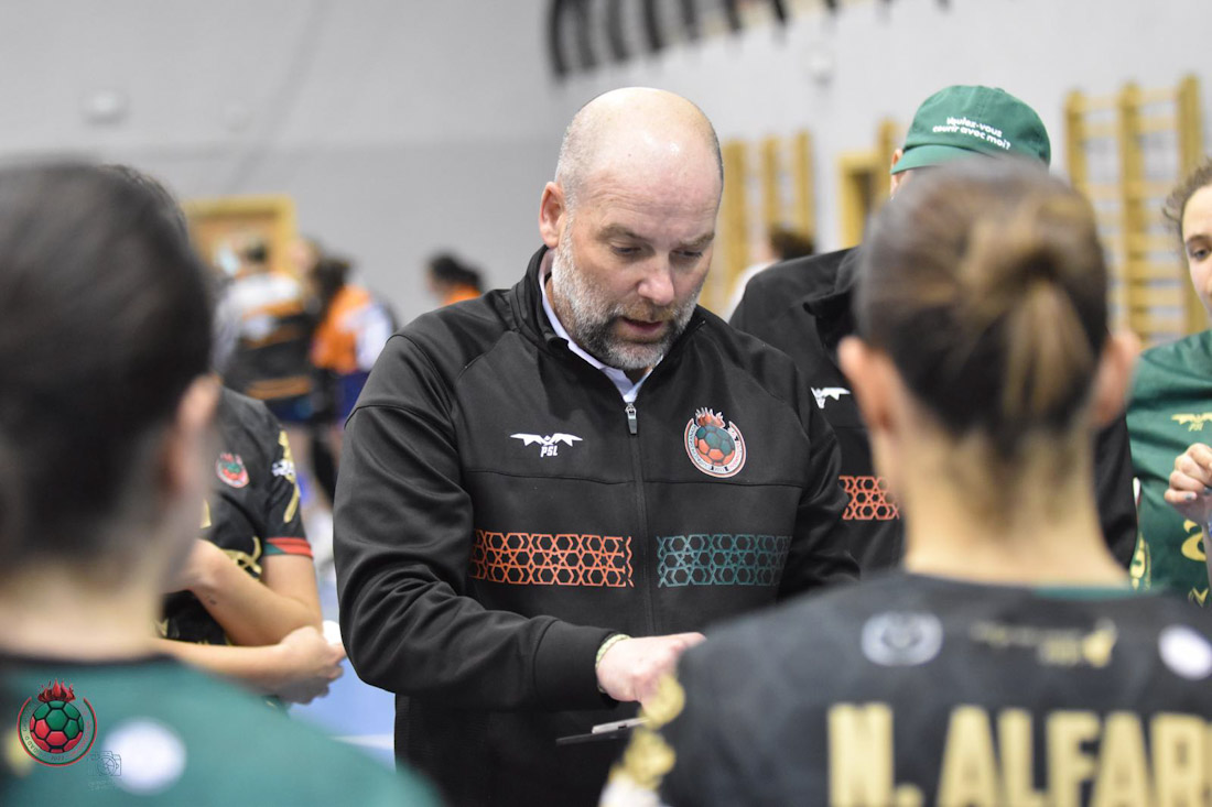 Pablo Perea da instrucciones a sus jugadores (BM CIUDAD DE GRANADA)