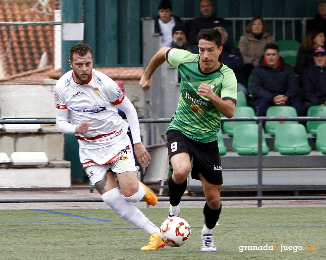 Joan Grasa se marcha de un jugador del Martos (J. PALMA)