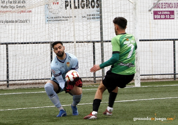 Jorge Vela presiona al cancerbero del Martos (J. PALMA)