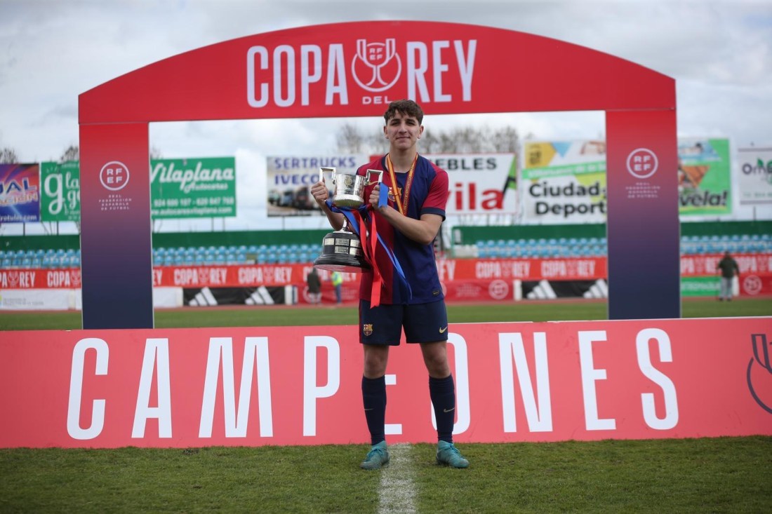 Pedro Rodríguez posa con la Copa conseguida 