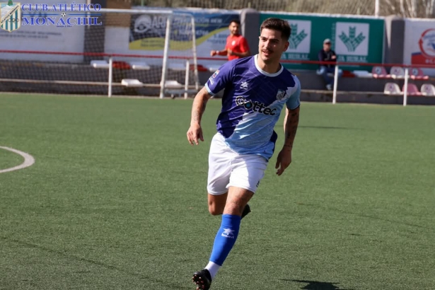 Jorge Marinetto durante el partido ante el Cúllar Vega CF (MANU LÓPEZ / ATLÉTICO MONACHIL) Jorge Marinetto durante el partido ante el Cúllar Vega CF (MANU LÓPEZ / ATLÉTICO MONACHIL)