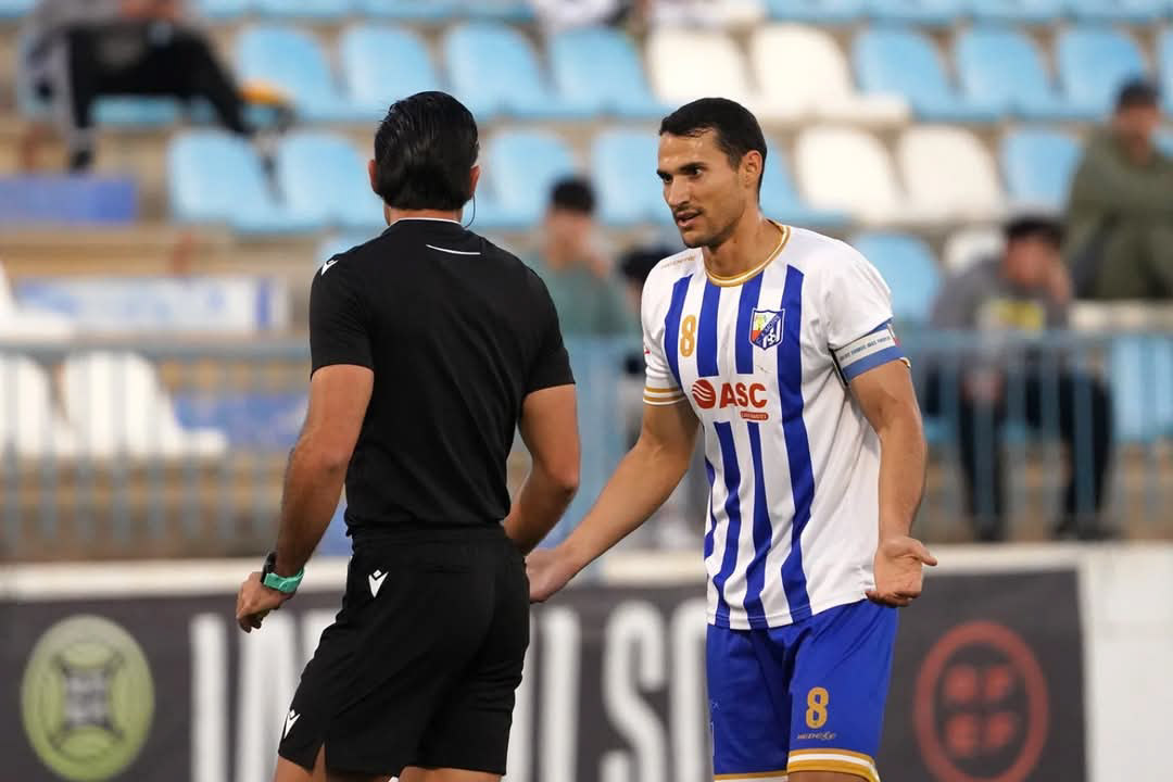 Darío protesta al colegiado en el encuentro ante el Atlético Malagueño (CF MOTRIL)