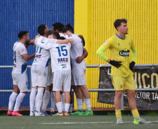 El Mijas celebra uno de los goles (JOSÉ ANDRÉS FERNÁNDEZ)