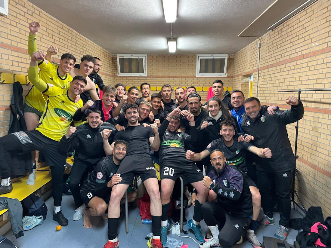 El Huétor Vega celebra el triunfo (CD HUÉTOR VEGA)