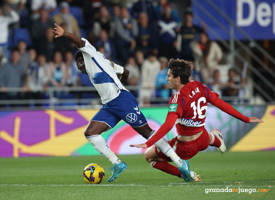 Manu Lama, que fue expulsado, en una acción del encuentro ante el CD Tenerife (LOF)
