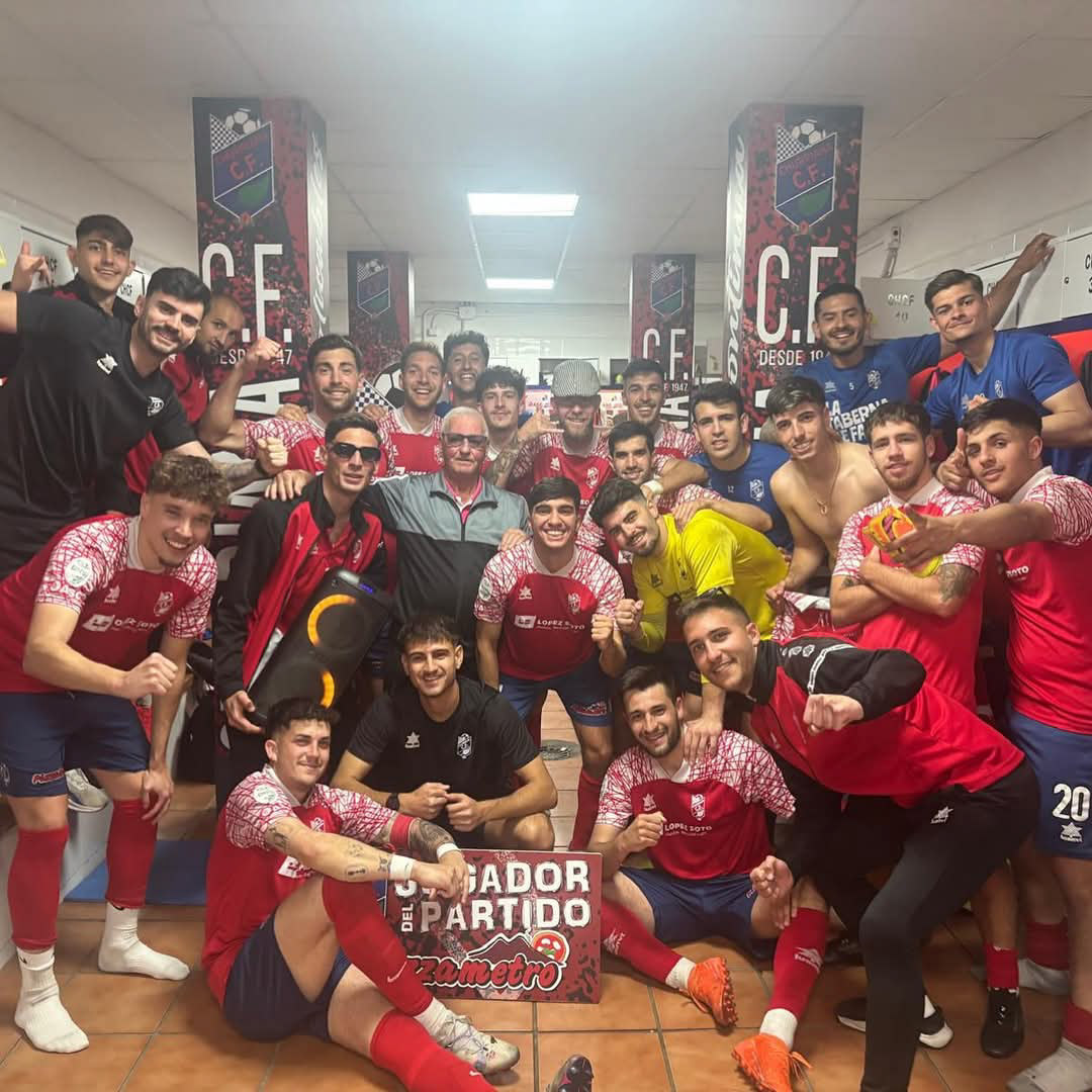 El Churriana celebra el triunfo (CHURRIANA CF)