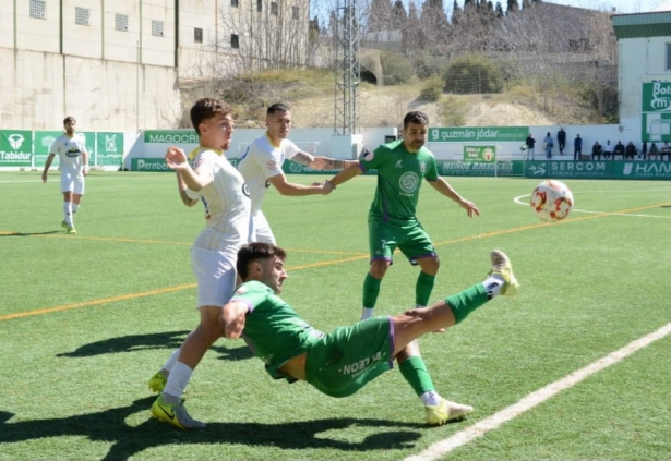 Un jugador del Atlético Mancha Real despeja en posición acrobática (ELENA MARTÍNEZ) Un jugador del Atlético Mancha Real despeja en posición acrobática (ELENA MARTÍNEZ)