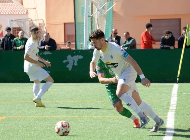 Esteban avanza con el balón (ELENA MARTÍNEZ)