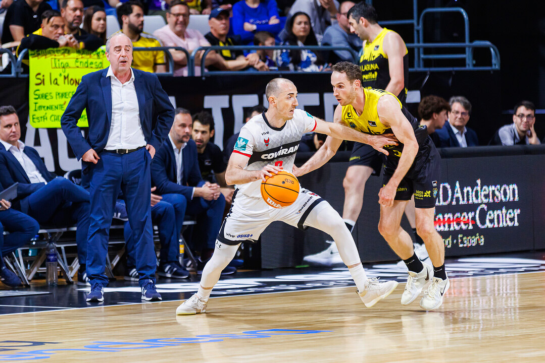 Rousselle juega ante Marcelinho Huertas (ACB PHOTO / EMILIO COBO)