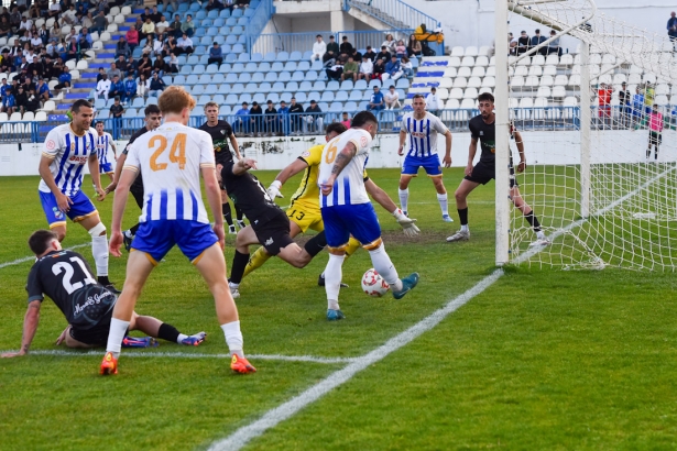 El local Migue Cobo rodeado de jugadores del Motril y el Huétor Vega (SEMANARIO MUCHO DEPORTE) El local Migue Cobo rodeado de jugadores del Motril y el Huétor Vega (SEMANARIO MUCHO DEPORTE)