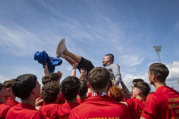 Sergio Fernández es manteado por sus jugadores tras conseguir el ascenso (ARENAS DE ARMILLA,L Sergio Fernández es manteado por sus jugadores tras conseguir el ascenso (ARENAS DE ARMILLA,L