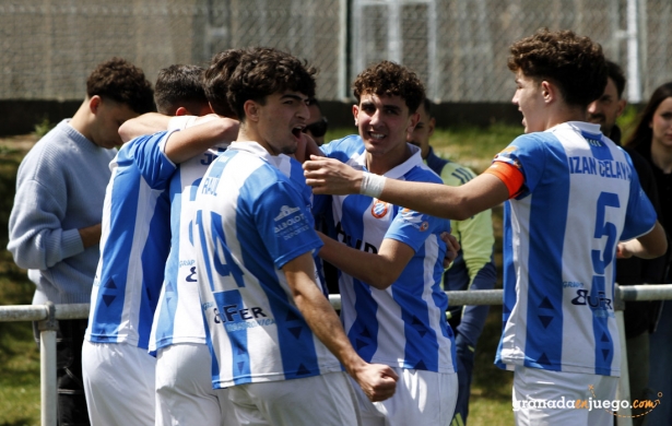Los jugadores del Español Albolote celebran el tanto de la victoria en Alhendín (J. PALMA) Los jugadores del Español Albolote celebran el tanto de la victoria en Alhendín (J. PALMA)
