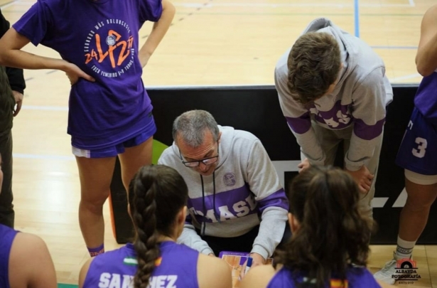 Quique Gutiérrez da instrucciones durante un tiempo muerto (GMASB)