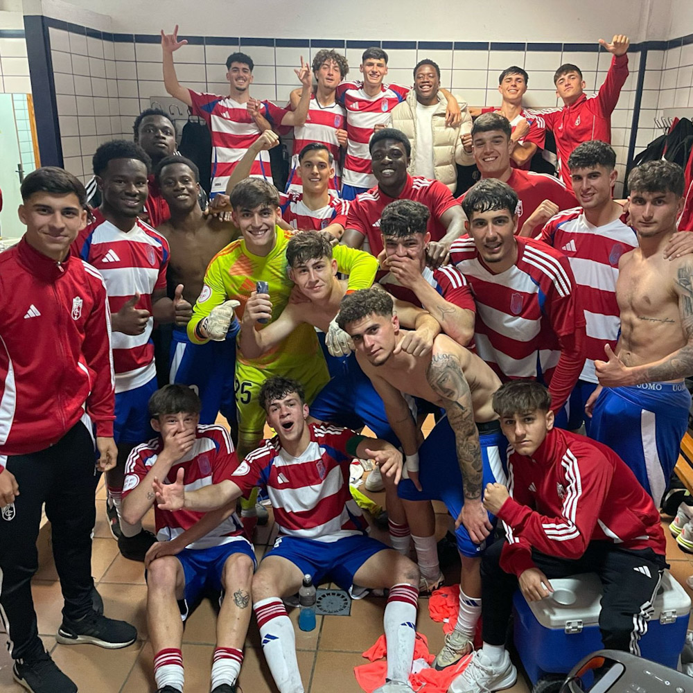 El Granada CF juvenil celebra el triunfo (GCF) 