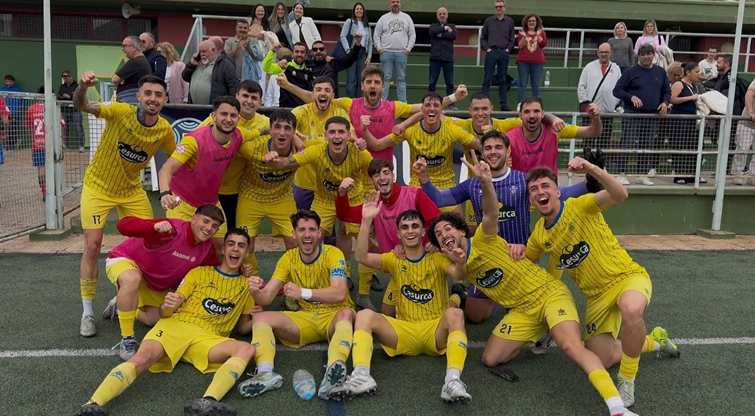 El CD Huétor Tájar celebra el triunfo (CD HUÉTOR TÁJAR) 