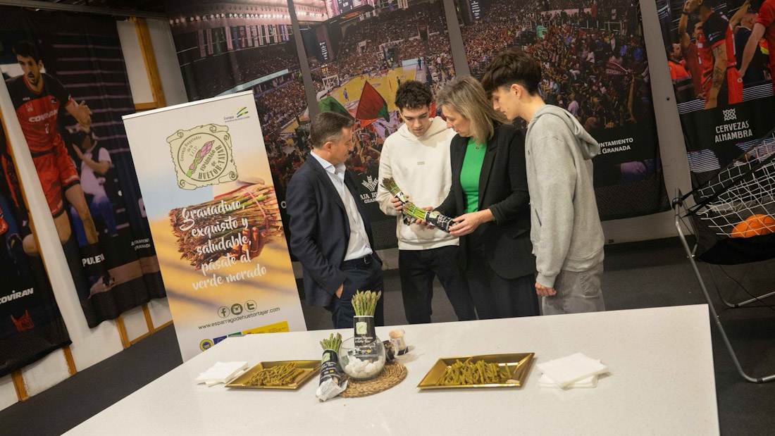 La IGP Espárrago de Huétor Tájar en la acción promocional en el partido de baloncesto de este pasado domingo (IGP ESPÁRRAGO DE HUÉTOR TÁJAR)