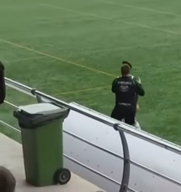 Un jugador del Villanueva Mesía se encara con la grada tras los insultos (VANDALIA DE PELIGROS)
