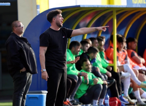 Catalá junto al banquillo en el partido ante el Real Jaén (JOSÉ ANDRÉS FERNÁNDEZ)
