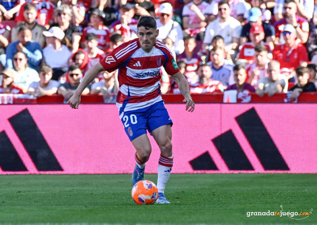 Sergio Ruiz con el balón en el choque ante el Elche CF (JOSÉ M. BALDOMERO)