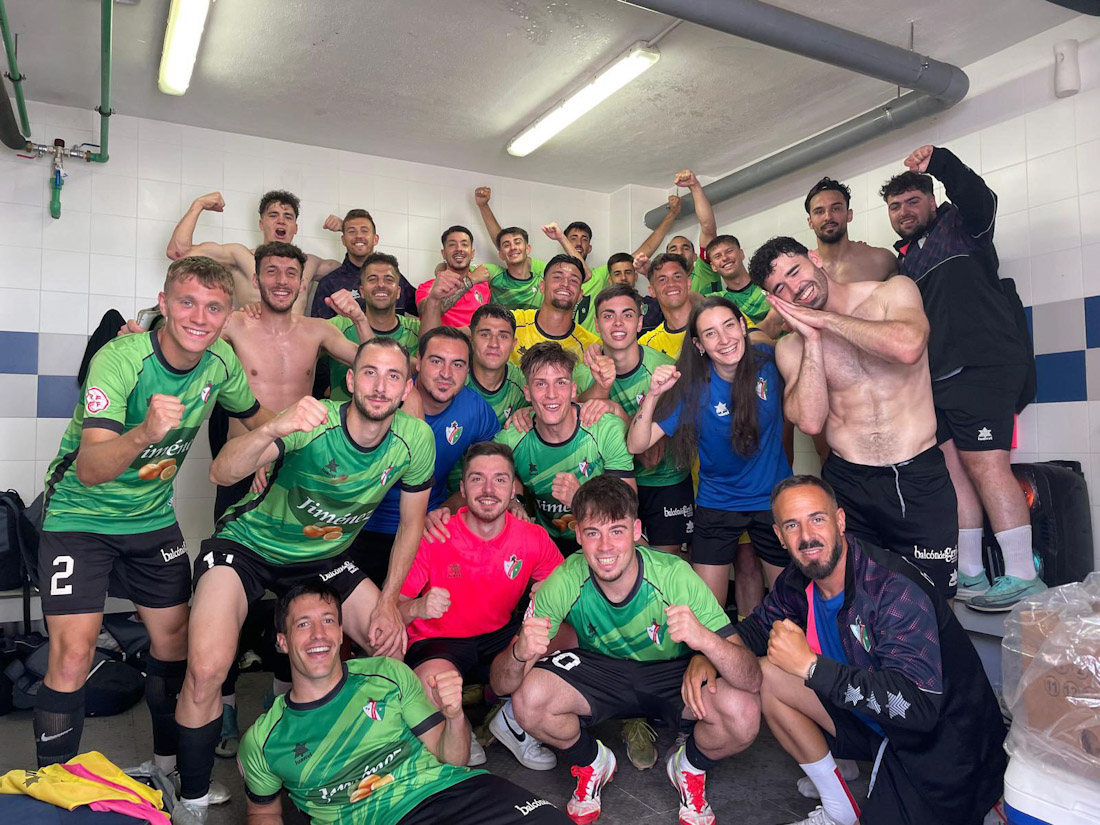 El CD Huétor Vega celebra el triunfo (CD HUÉTOR VEGA)