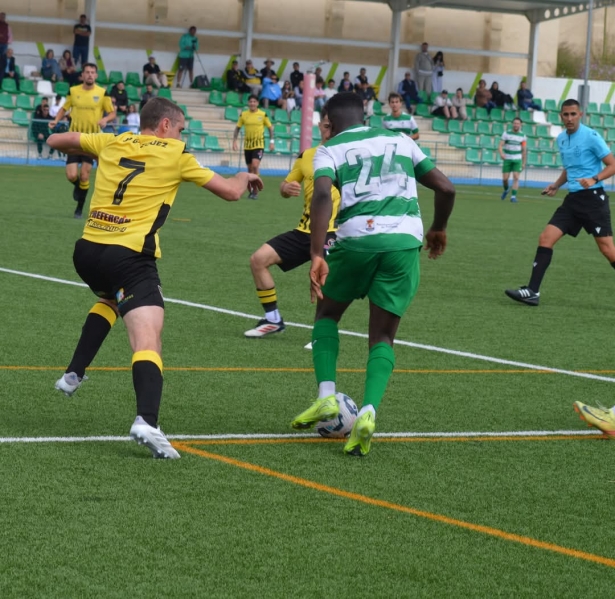 Desting encara a un jugador almeriense (D. CONTRERAS)
