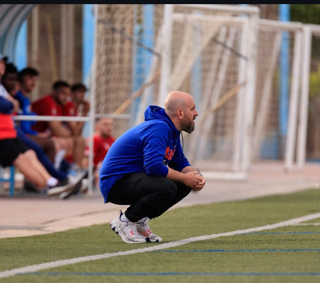 El entrenador de la UD Maracena B, Alejandro Puertas `Larsson` durante el partido ante Costa Tropical (DL FÚTBOL)