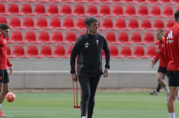 Pacheta ha dirigido su primer entrenamiento con el Granada (J. AZCOYTIA)