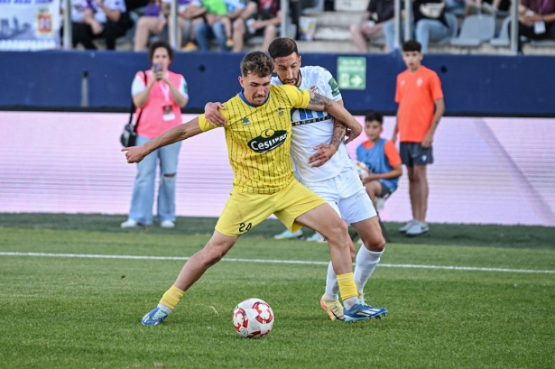 Santi protege el balón (MIRANDA LÓPEZ/REAL JAÉN)